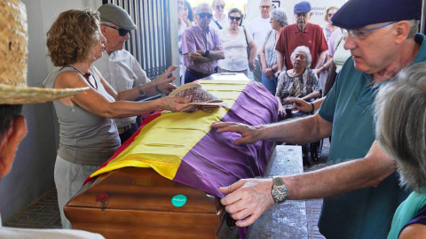 La hija y el resto de familiares de Fernando de la Rubia reciben el ataúd con sus restos en su pueblo natal La hija y el resto de familiares de Fernando de la Rubia reciben el ataúd con sus restos en su pueblo natal