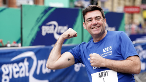 Andy Burnham muestra su tatuaje del símbolo de Mánchester, en una imagen de archivo. Andy Burnham muestra su tatuaje del símbolo de Mánchester, en una imagen de archivo.