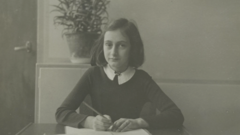 Foto de Ana Frank en la Sexta Escuela Montessori de Ámsterdam en diciembre de 1940. Foto de Ana Frank en la Sexta Escuela Montessori de Ámsterdam en diciembre de 1940.