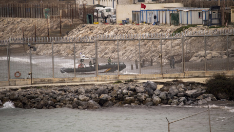 Una patrulla del Servicio Marítimo de la Guardia Civil rescata a un migrante que intentaba llegar a nado a Ceuta.