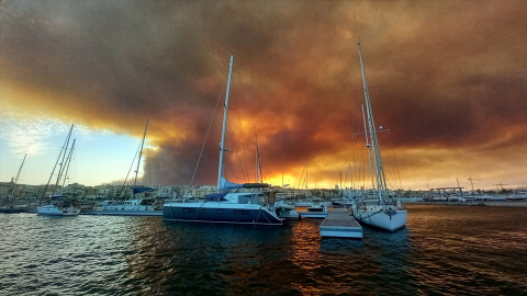 El incendio en Los Gallardos visto desde el Puerto de Garrucha, Almería. El incendio en Los Gallardos visto desde el Puerto de Garrucha, Almería.