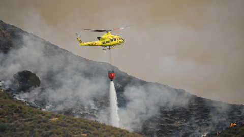 Un helicóptero del servicio de extinción de incendios arroja este viernes agua sobre uno de los focos del incendio forestal declarado en Los Gallardos (Almería). Un helicóptero del servicio de extinción de incendios arroja este viernes agua sobre uno de los focos del incendio forestal declarado en Los Gallardos,