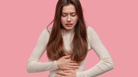 Mujer con dolor de estómago