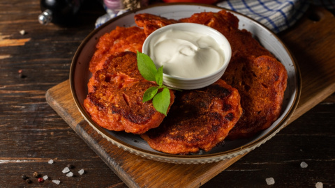 Receta de domatokeftedes, deliciosas tortitas griegas de tomate.