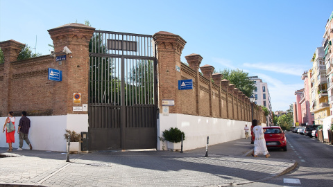 Puerta de entrada del Centro de Inserción Social de Victoria Kent, anterior cárcel de Yeserías. Puerta de entrada del Centro de Inserción Social de Victoria Kent, anterior cárcel de Yeserías.