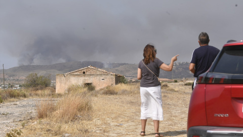 Dos personas observan el avance del incendio forestal en Los Gallardos. Dos personas observan el avance del incendio forestal en Los Gallardos.