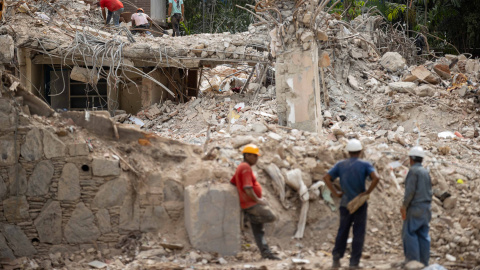 Personas retiran este jueves escombros de un edificio afectado por el doble terremoto en Caracas (Venezuela). Personas retiran este jueves escombros de un edificio afectado por el doble terremoto en Caracas (Venezuela).
