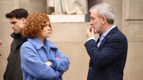 L'alcalde de Barcelona, Jaume Collboni, i la secretària general d'ERC i presidenta del grup municipal a Barcelona, Elisenda Alamany, parlant a la plaça Sant Jaume després del minut de silenci amb motiu del Dia Europeu de les Víctimes del Terrorisme. L'alcalde de Barcelona, Jaume Collboni, i la secretària general d'ERC i presidenta del grup municipal a Barcelona, Elisenda Alamany, parlant a la plaça Sant Jaume després del minut de silenci amb motiu del Dia Europeu de les Víctimes del Terrorisme.