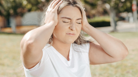 Mujer con dolor de cabeza Mujer con dolor de cabeza