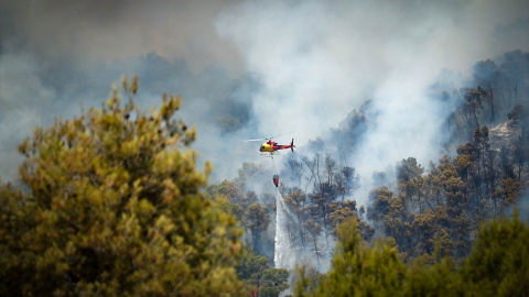 incendios-fuego Un helicóptero trabaja en la extinción de un incendio forestal.