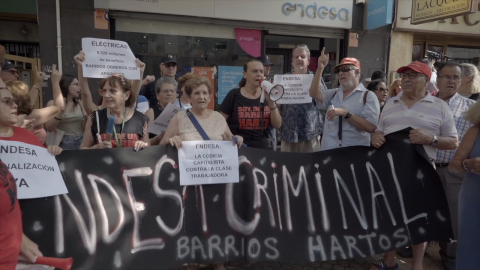 Imagen de protestas de los vecinos contra los cortes de luz en el documental 'A dos velas'.