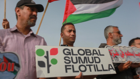 Los palestinos en Gaza realizan una vigilia en apoyo a los barcos de la Flotilla interceptados.