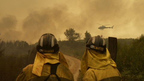 Dos bomberos forestales, el pasado 15 de agosto en Cualedro (Ourense).