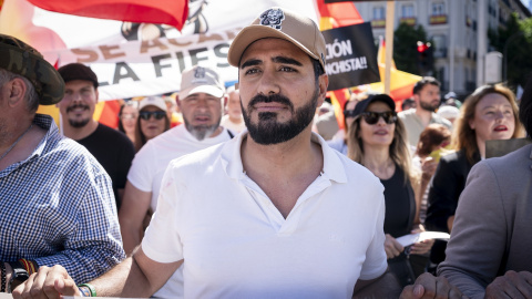 Luis Alvise Pérez durante una manifestación para exigir la dimisión de Pedro Sánchez, a 23 de mayo de 2026, en Madrid.