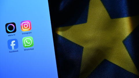 Meta AI, Instagram, Facebook y WhatsApp en un móvil sobre una bandera de la Unión Europea.