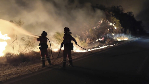 Efectivos de la UME en la noche del viernes en el incendio forestal de Los Gallardos.