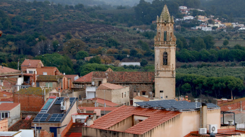 Teulades del nucli antic de Maspujols, algunes amb plaques solars