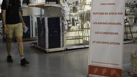 2026-07-10T161025Z_413264290_MT1HNSLCS0005V4PWC_RTRMADP_3_HANS-LUCAS En París, el 10 de julio de 2026, un cartel en una gran tienda de bricolaje dice: «Estimados clientes. No tenemos en stock enfriadores de aire, aires acondicionados ni ventiladores».