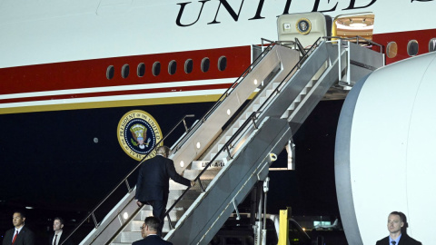 AFP__20260708__B9P24L4__v1__MidRes__UsPresidentTrumpReturnsFromNatoSummitInTurkey Trump embarcando en el Air Force One tras una visita al Reino Unido, el 8 de julio de 2026