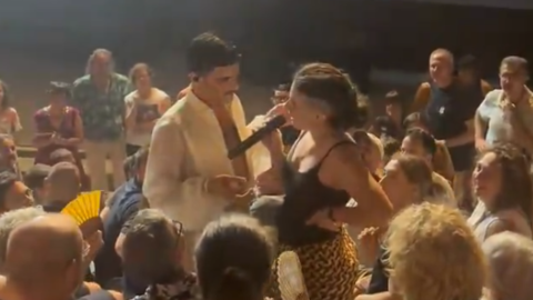 Rodrigo Cuevas junto a una portavoz de Barraques Tarragona.