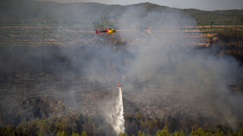 Helicóptero bombardero trabaja en las tareas de extinción del incendio en Pla de Manlleu, Aiguamúrcia, Tarragona. Helicóptero bombardero trabaja en las tareas de extinción del incendio en Pla de Manlleu, Aiguamúrcia, Tarragona.
