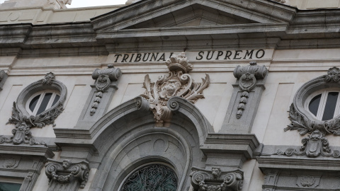 Escudo de España en la fachada del edificio del Tribunal Supremo.