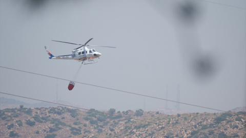 Medios aéreos trabajan en la extinción del incendio forestal de los Gallardos (Almería), a 10 de julio de 2026.