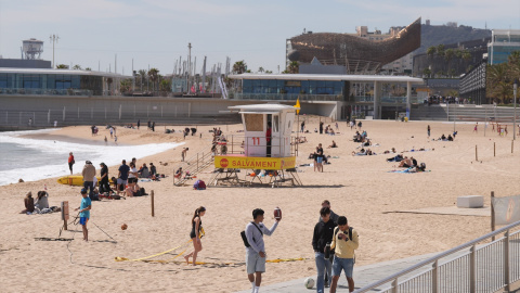 playa-barcelona Grupos de personas en la Playa Nova Icària en Barcelona.