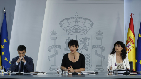 La portavoz del Gobierno y ministra de Inclusión, Seguridad Social y Migraciones, Elma Saiz, junto al ministro de Derechos Sociales, Consumo y Agenda 2030, Pablo Bustinduy (i), y la ministra de Igualdad, Ana Redondo, durante la rueda de prensa posterior a La portavoz del Gobierno y ministra de Inclusión, Seguridad Social y Migraciones, Elma Saiz, junto al ministro de Derechos Sociales, Consumo y Agenda 2030, Pablo Bustinduy (i), y la ministra de Igualdad, Ana Redondo, durante la rueda de prensa posterior a la reunión del Consejo de Ministros, este martes en Moncloa