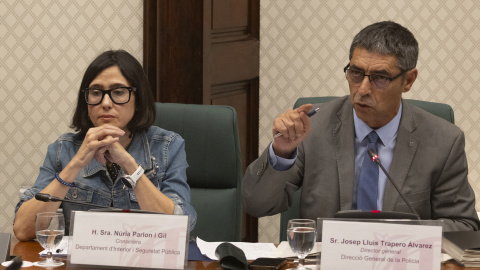 La consellera de Interior, Núria Parlon, y el director de la policía catalana, Josep Lluís Trapero, durante la comisión del Parlament que investiga las infiltraciones de policías nacionales. La consellera de Interior, Núria Parlon, y el director de la policía catalana, Josep Lluís Trapero, durante la comisión del Parlament que investiga las infiltraciones de policías nacionales.