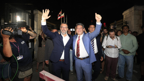 El alcalde de La Línea de la Concepción, Juan Franco (i), y el primer ministro de Gibraltar, Fabián Picardo, celebran este martes el derribo de la verja que separaba a la colonia británica de territorio español El alcalde de La Línea de la Concepción, Juan Franco (i), y el primer ministro de Gibraltar, Fabián Picardo, celebran este martes el derribo de la verja que separaba a la colonia británica de territorio español