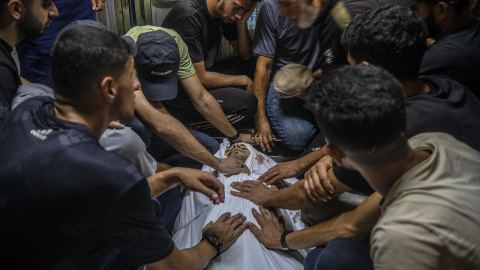 Palestinos velan el cadáver de un policía muerto el pasado martes en el ataque israelí a una comisaria en Jabalia, al norte de Gaza. Palestinos velan el cadáver de un policía muerto el pasado martes en el ataque israelí a una comisaria en Jabalia, al norte de Gaza.