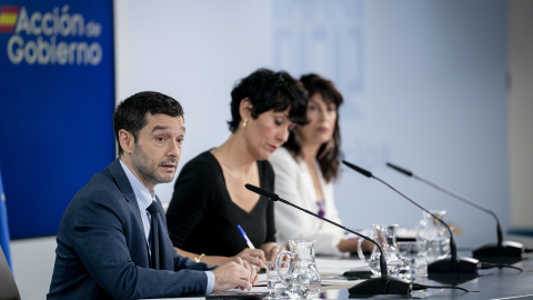 El ministro de Derechos Sociales, Consumo y Agenda 2030, Pablo Bustinduy; la ministra de Inclusión, Seguridad Social y Migraciones y portavoz del Gobierno, Elma Saiz, y la ministra de Igualdad, en rueda de prensa, a 14 de julio de 2026. El ministro de Derechos Sociales, Consumo y Agenda 2030, Pablo Bustinduy; la ministra de Inclusión, Seguridad Social y Migraciones y portavoz del Gobierno, Elma Saiz, y la ministra de Igualdad, en rueda de prensa, a 14 de julio de 2026.