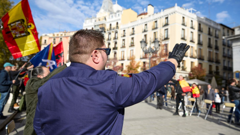 Franquistas Plaza Oriente EP Un hombre hace el saludo franquista en un acto del Movimiento Católico Español en Madrid.