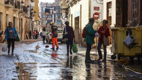 Varias personas en una calle cubierta de barro, a 28 de noviembre de 2024, en Paiporta, Valencia. Varias personas en una calle cubierta de barro, a 28 de noviembre de 2024, en Paiporta, Valencia