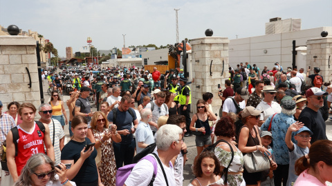 Vecinos cruzan a Gibraltar sin detenerse en el primer día sin Verja.
