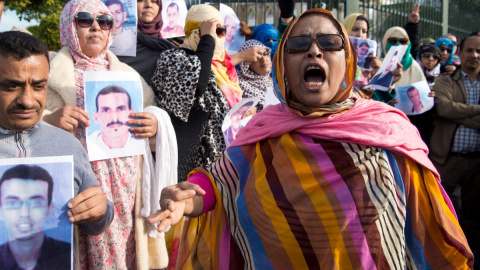 AFP__20161226__JF63R__v8__MidRes__MoroccoWsaharaJusticeDemo Partidarios del Frente Polisario del Sáhara Occidental gritan consignas durante una manifestación en apoyo a los saharauis del llamado grupo Gdeim Izik (26/12/16)