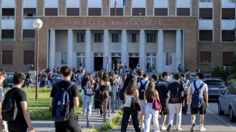 Alumnos esperan para comenzar el primer examen de la PAU 2026, en la Facultad de Farmacia de la Universidad Complutense de Madrid, a 1 de junio de 2026. Alumnos esperan para comenzar el primer examen de la PAU 2026, en la Facultad de Farmacia de la Universidad Complutense de Madrid, a 1 de junio de 2026.