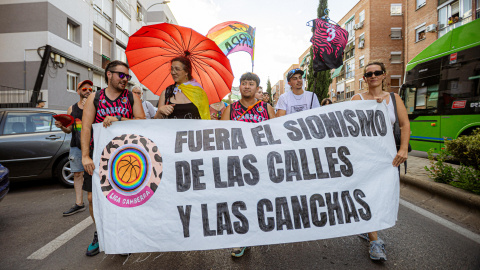 Pancarta de la Liga Gamberra reivindicando en antisionismo en la manifestación del Orgullo Crítico de Junio de 2026.
