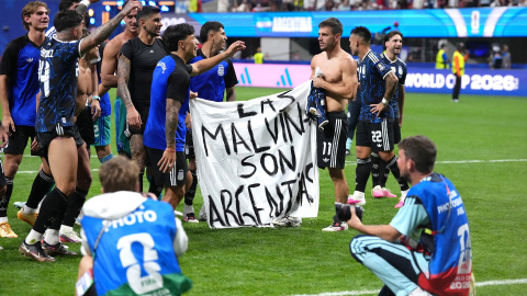 malvinas-argentinas Los jugadores de la selección argentina con la pancarta en las manos.