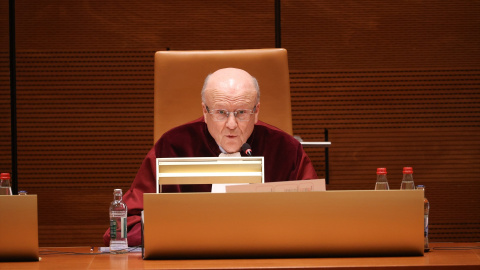 EuropaPress_7667495_presidente_tribunal_justicia_union_europea_tjue_koen_lenaerts_lee_sentencia El presidente del Tribunal de Justicia de la Unión Europea (TJUE), Koen Lenaerts, lee la sentencia sobre la Ley de Amnistía, a 16 de julio de 2026, en Luxemburgo (Luxemburgo). La Gran Sala del Tribunal de Justicia de la Unión Europea (TJUE) ha avalado la Ley Orgánica de Amnistía (LOA) "para la normalización de la situación en Cataluña", al establecer en dos sentencias vinculantes que la norma no choca con el Derecho de la Unión Europea. La Justicia europea responde así a dos de las cuatro cuestiones prejudiciales que los tribunales enviaron a Luxemburgo por sus dudas sobre la compatibilidad de la ley con las reglas de la UE; dos asuntos respecto a los que el Abogado General en su dictamen no vinculante de noviembre descartó una "autoamnistía" ni que afectara a intereses financieros de la UE.Julien Warnand / Belga / Europa Press16/7/2026
