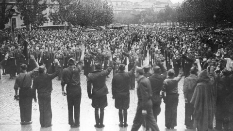 Milicias de la Falange en un desfile en Zaragoza en octubre de 1936. Milicias de la Falange en un desfile en Zaragoza en octubre de 1936.