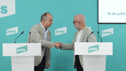 El secretario general de Junts per Catalunya, Jordi Turull (i), y el abogado del expresidente de la Generalitat Carles Puigdemont, Gonzalo Boye (d), durante una rueda de prensa, en la sede de Junts, a 16 de julio de 2026, en Barcelona, Catalunya (España). Turull y Boye han valorado la sentencia del Tribunal de Justicia de la Unión Europea (TJUE) sobre la Ley de Amnistía, la cual ha sido avalada por la Gran Sala del Tribunal al establecer en dos sentencias vinculantes que la norma no choca con el Derecho de la Unión Europea.David Zorrakino / Europa Press16/7/2026