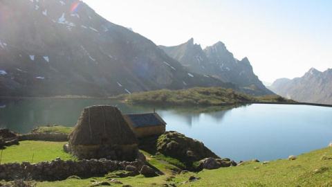 Lago en un valle de Somiedo. Lago en un valle de Somiedo.