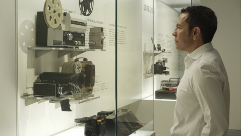 Un visitante observa las cámaras presentes en la exposición «Recuerdos. La vida a través del cine doméstico». © Fundación ”la Caixa” Un visitante observa las cámaras presentes en la exposición «Recuerdos. La vida a través del cine doméstico». © Fundación ”la Caixa”Un visitante observa las cámaras presentes en la exposición «Recuerdos. La vida a través del cine doméstico». © Fundación ”la Caixa”Un visitante observa las cámaras presentes en la exposición «Recuerdos. La vida a través del cine doméstico».