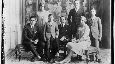 Alfonso XIII y Victoria de Battenberg junto a sus hijos Jaime, Beatriz, Gonzalo, el príncipe Alfonso, María Cristina y el heredero Juan. Alfonso XIII y Victoria de Battenberg junto a sus hijos Jaime, Beatriz, Gonzalo, el príncipe Alfonso, María Cristina y el heredero Juan.