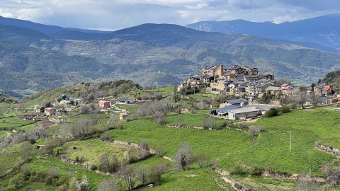 Vista panoràmica del poble d'Estamariu (Alt Urgell) on es veu la planta de biogàs a la part de l'esquerra. (22 d’abril del 2025) Vista panoràmica del poble d'Estamariu (Alt Urgell) amb una planta de biogàs a la part de l'esquerra
