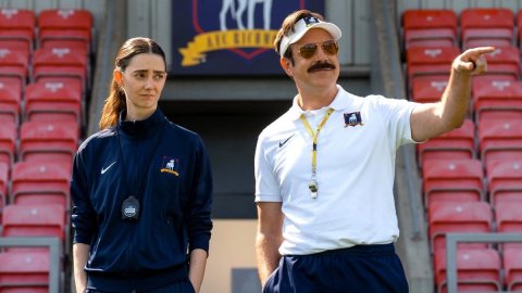 En su cuarta temporada, el personaje de Ted Lasso se adentra en el mundo del fútbol femenino. En su cuarta temporada, el personaje de Ted Lasso se adentra en el mundo del fútbol femenino.