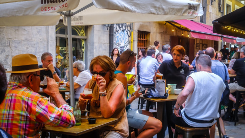 bares-suplemento Varias personas en una terraza de un bar en Santander.