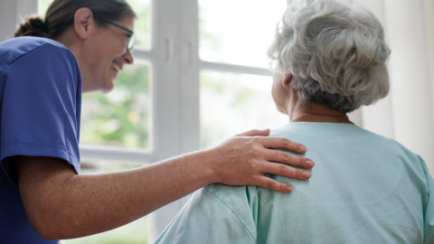 Enfermera cuida de una persona anciana. Enfermera cuida de una persona anciana.